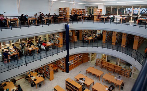 Estudiantes en una biblioteca de la US