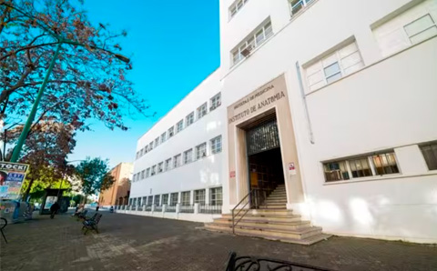 Fachada de la Facultad de Medicina de la Universidad de Sevilla.