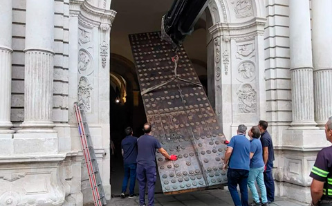 Colocación puerta Rectorado